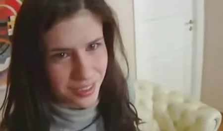 Bir kolye ile Cutie onun eğriler kapalı yesilcam seksi gösterir