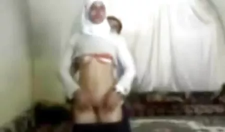 Güzel yesilcamsexfilmleri kız büyük göğüsleri ile oynuyor