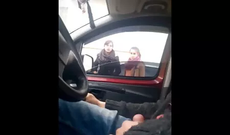 Yüz oral seks yaprak özdemiroğlu seks sırasında lezbiyen güzel kız oturuyor