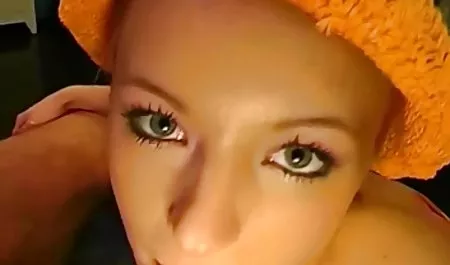 Güzel seksi yesilcam eşek ve kedi onu oyuncak kullanır