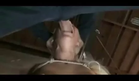 Vibratör ile hassas bir yeşil cam sexs genç